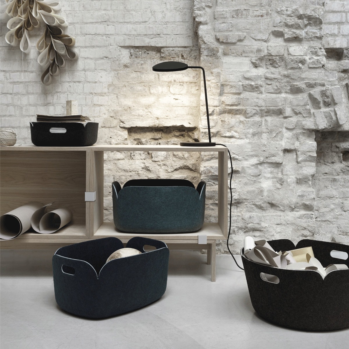Muuto Leaf Table Lamp in Black Muuto Leaf Table Lamp in Black