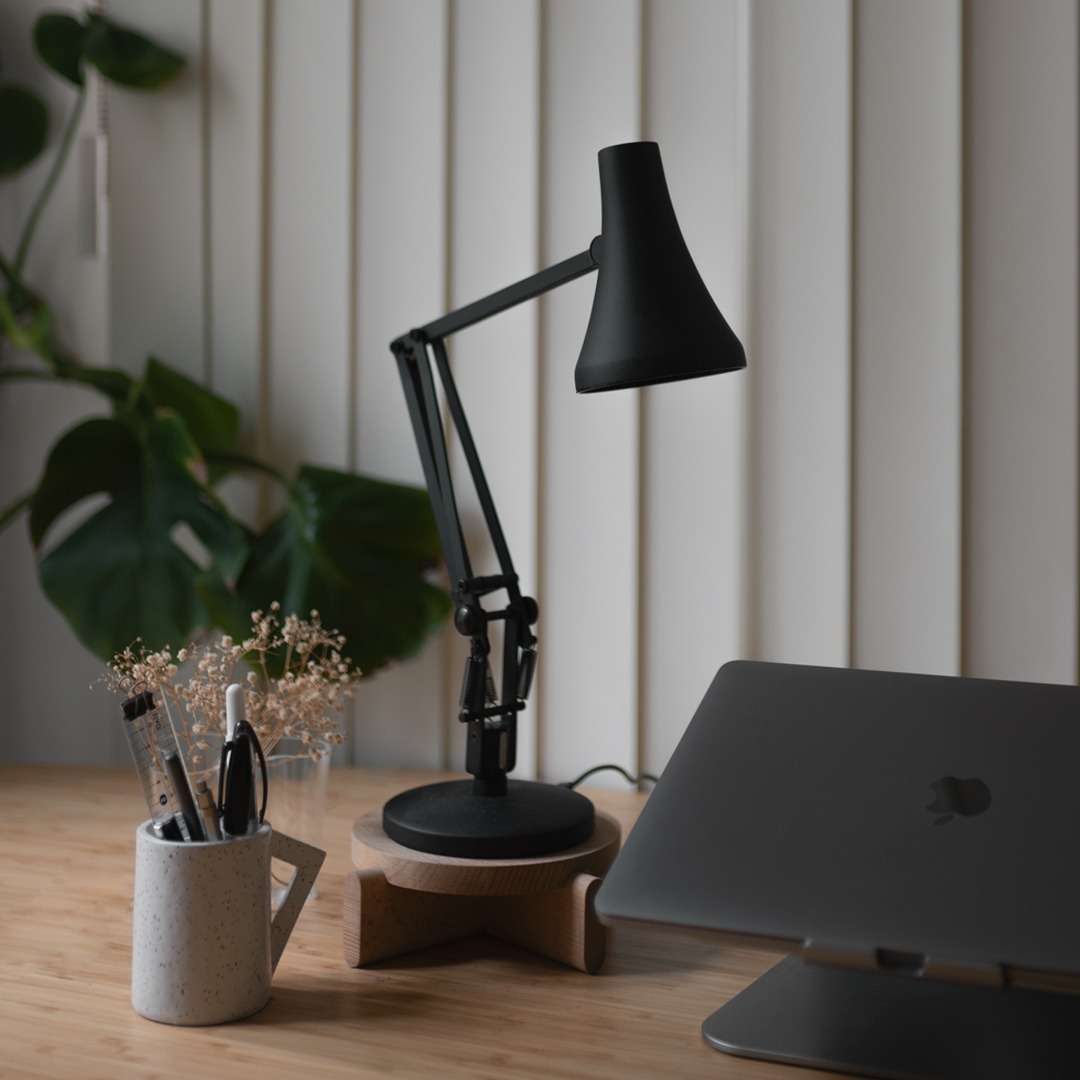 Anglepoise Type 90 Mini Mini LED Table Lamp in Carbon Black Anglepoise Type 90 Mini Mini LED Table Lamp in Carbon Black
